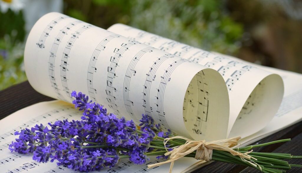 Noten mit Blumen-7278379_1280